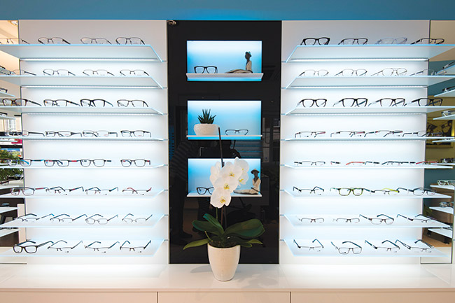 Presenta Nova display for Claudine Optique